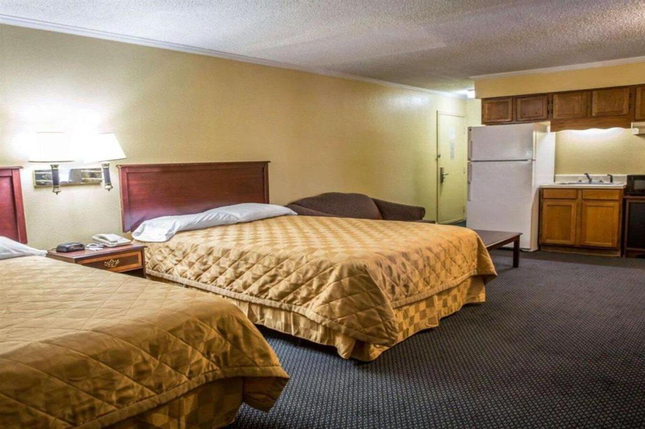 Rodeway Inn & Suites Plymouth Hwy 64 Eksteriør bilde
