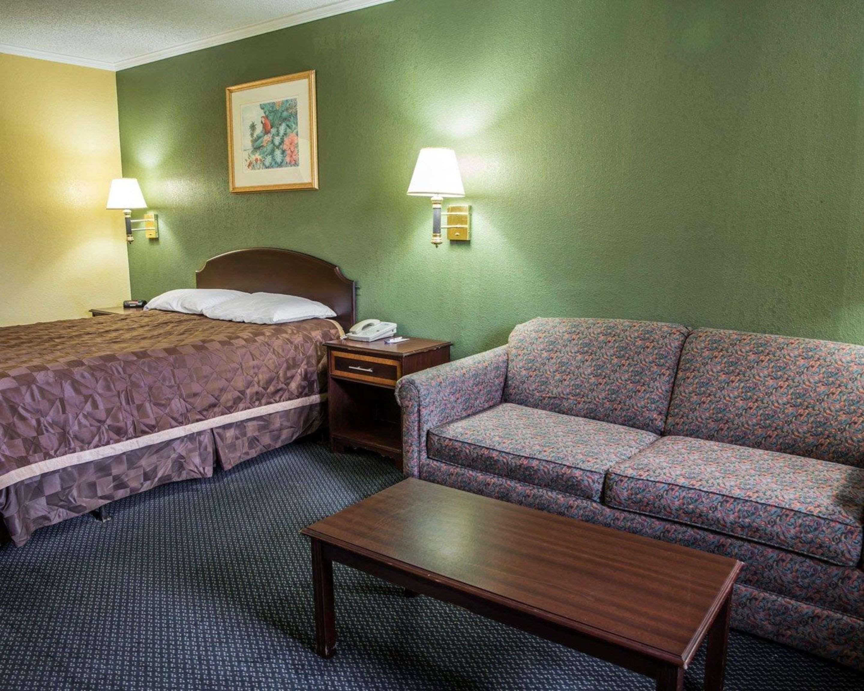 Rodeway Inn & Suites Plymouth Hwy 64 Eksteriør bilde