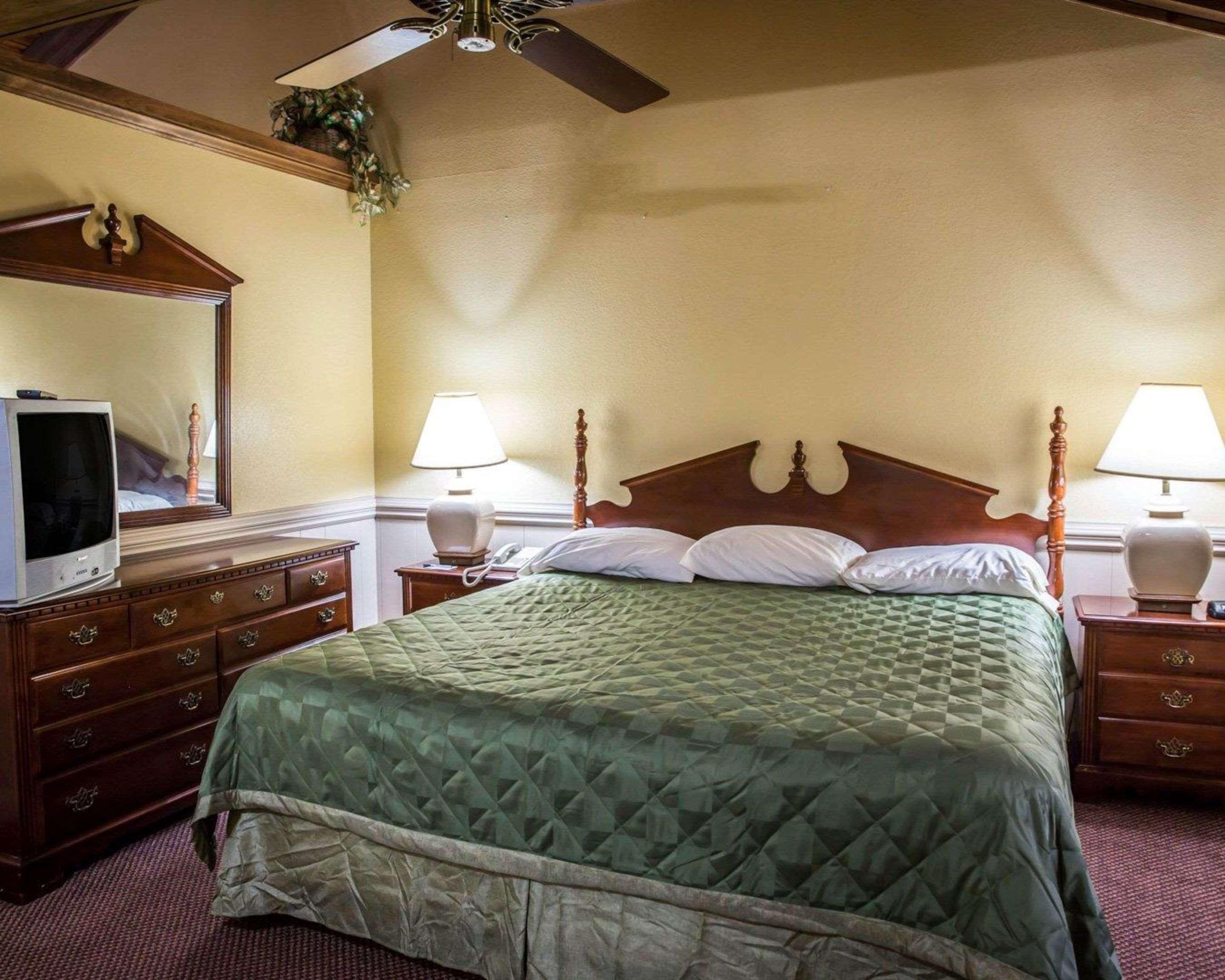 Rodeway Inn & Suites Plymouth Hwy 64 Eksteriør bilde