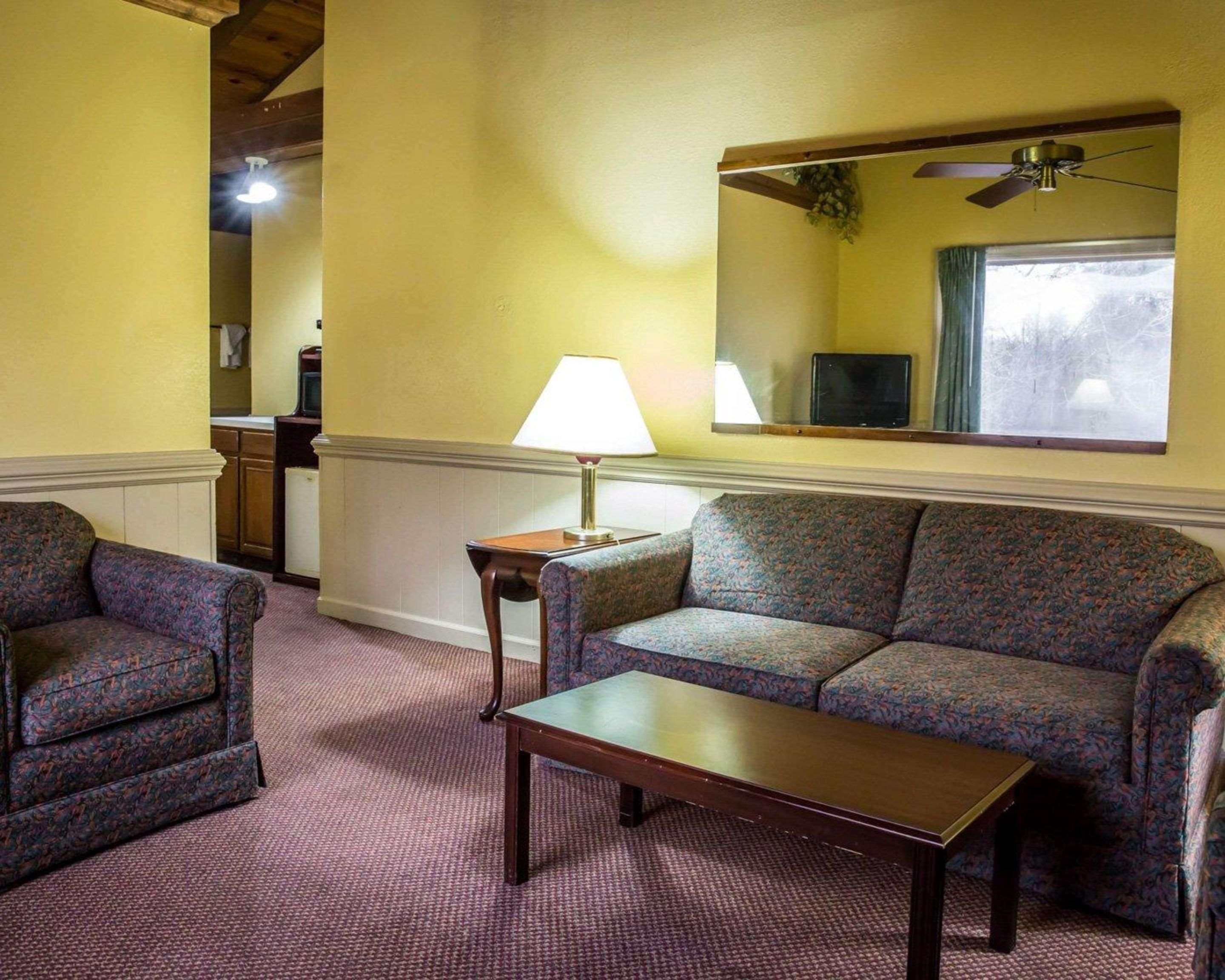 Rodeway Inn & Suites Plymouth Hwy 64 Eksteriør bilde