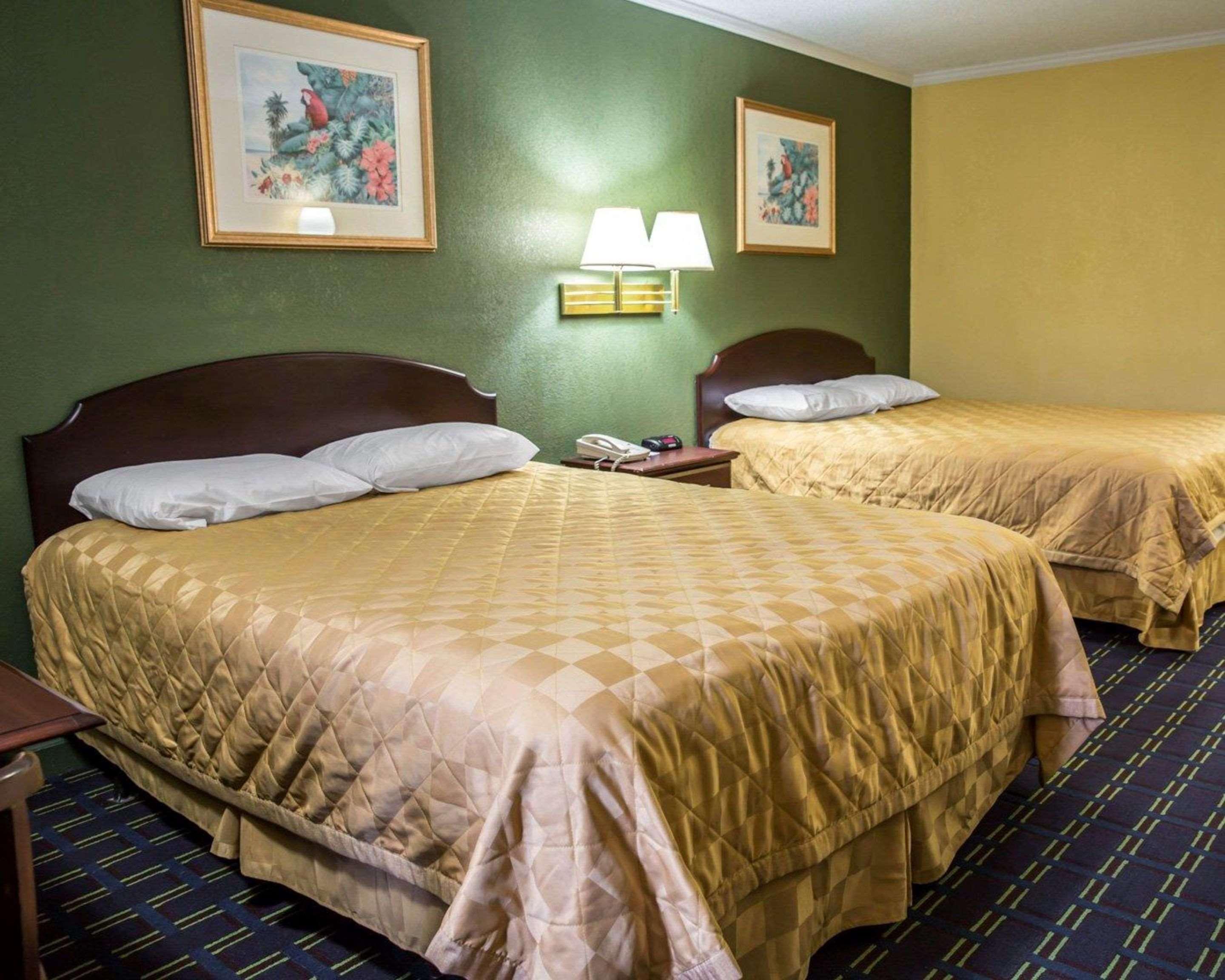 Rodeway Inn & Suites Plymouth Hwy 64 Eksteriør bilde