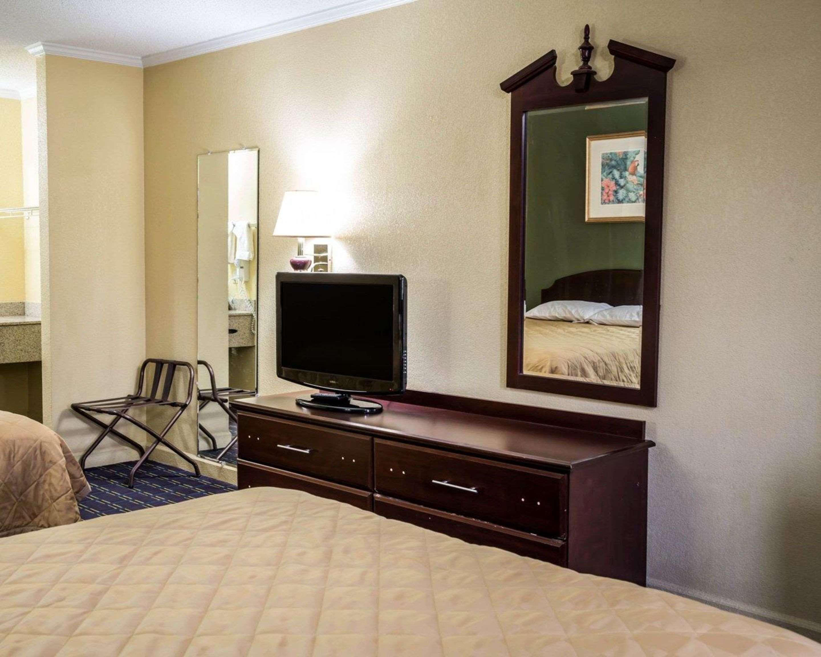 Rodeway Inn & Suites Plymouth Hwy 64 Eksteriør bilde