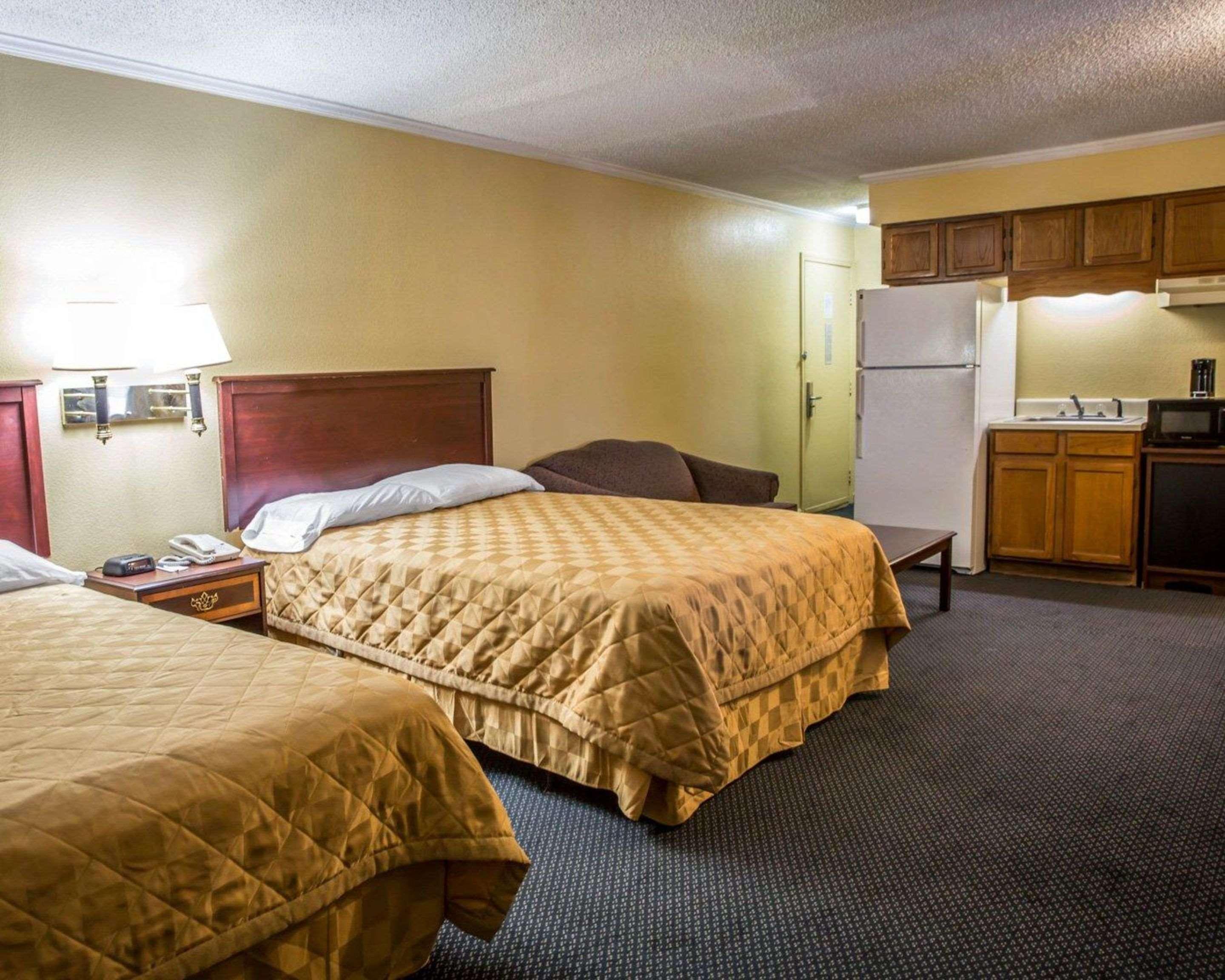 Rodeway Inn & Suites Plymouth Hwy 64 Eksteriør bilde