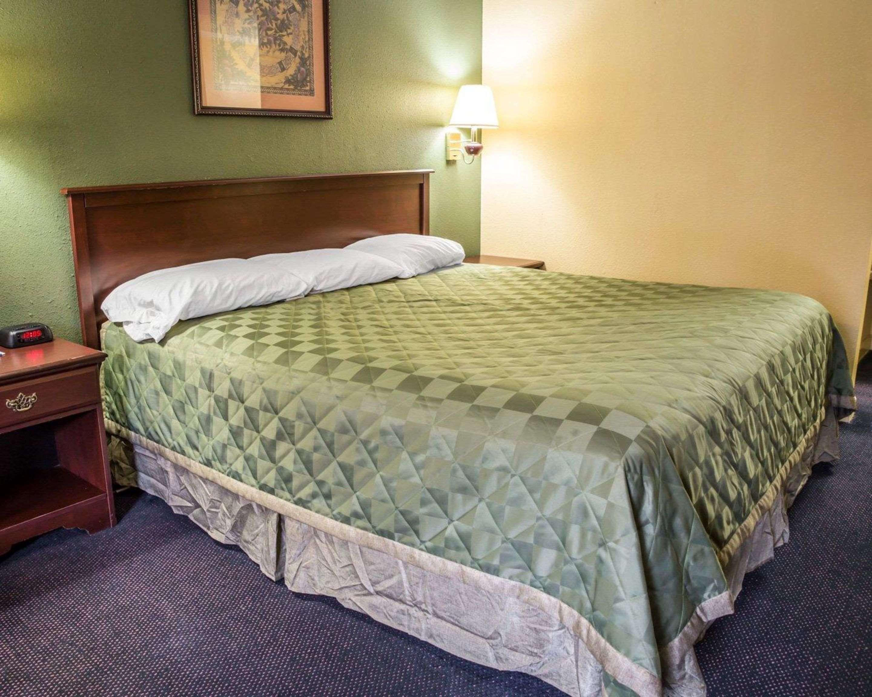 Rodeway Inn & Suites Plymouth Hwy 64 Eksteriør bilde