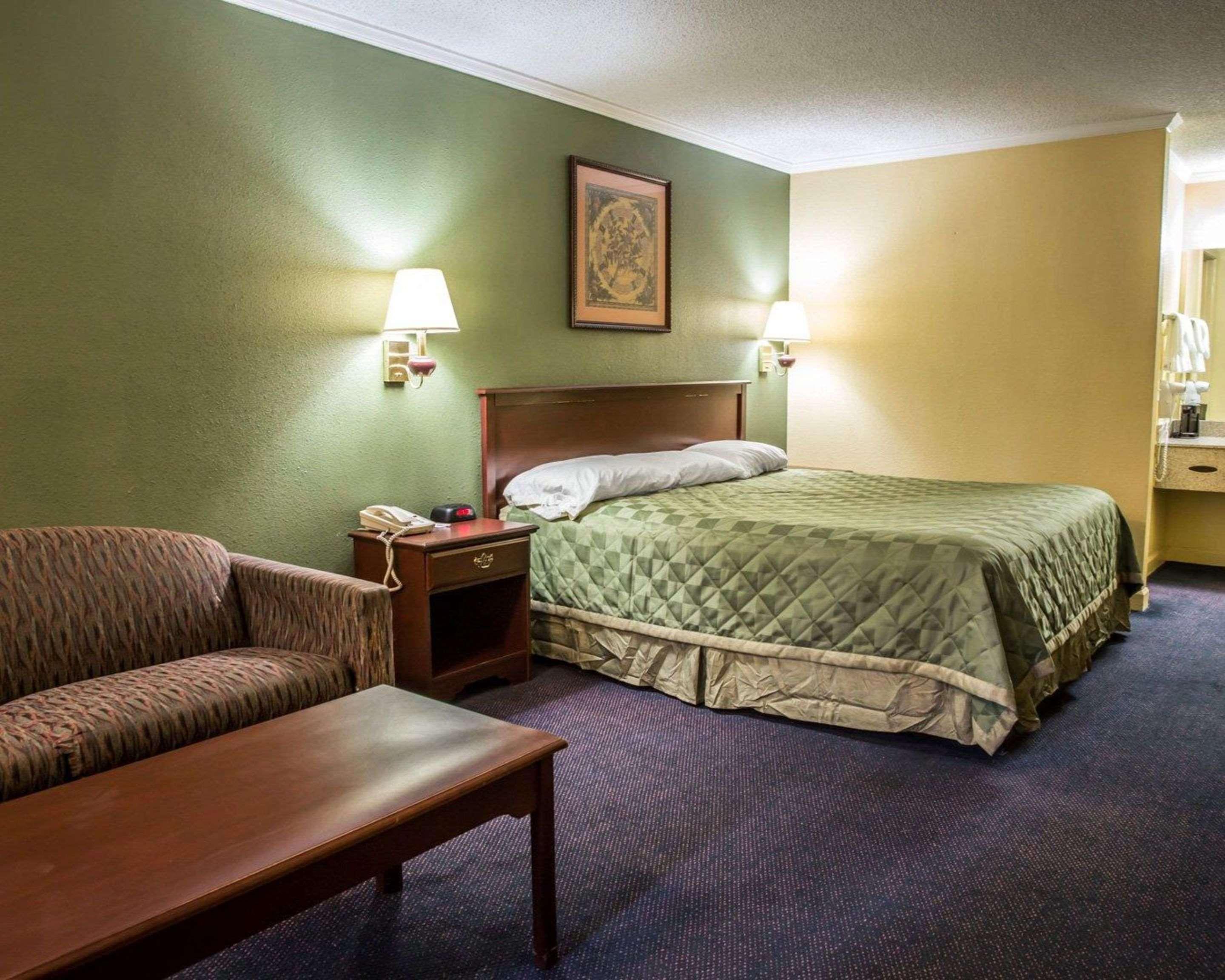 Rodeway Inn & Suites Plymouth Hwy 64 Eksteriør bilde