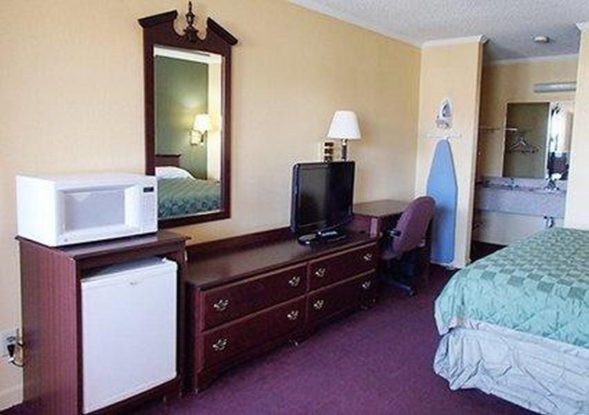 Rodeway Inn & Suites Plymouth Hwy 64 Eksteriør bilde