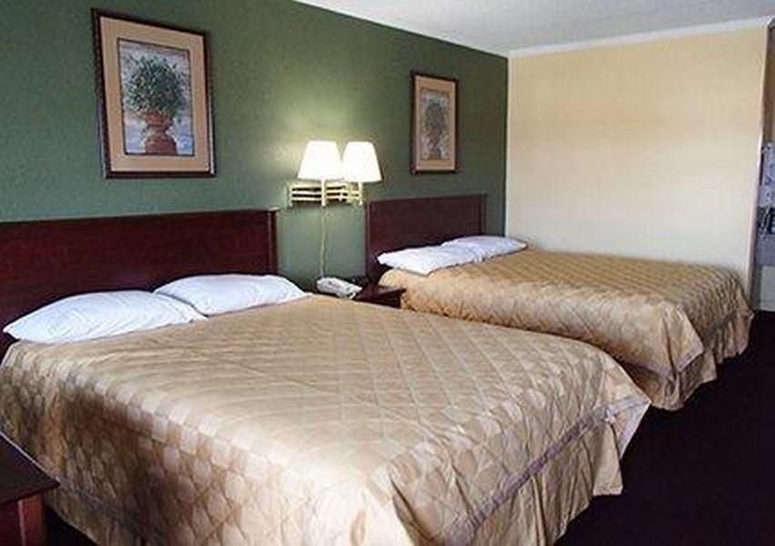 Rodeway Inn & Suites Plymouth Hwy 64 Eksteriør bilde