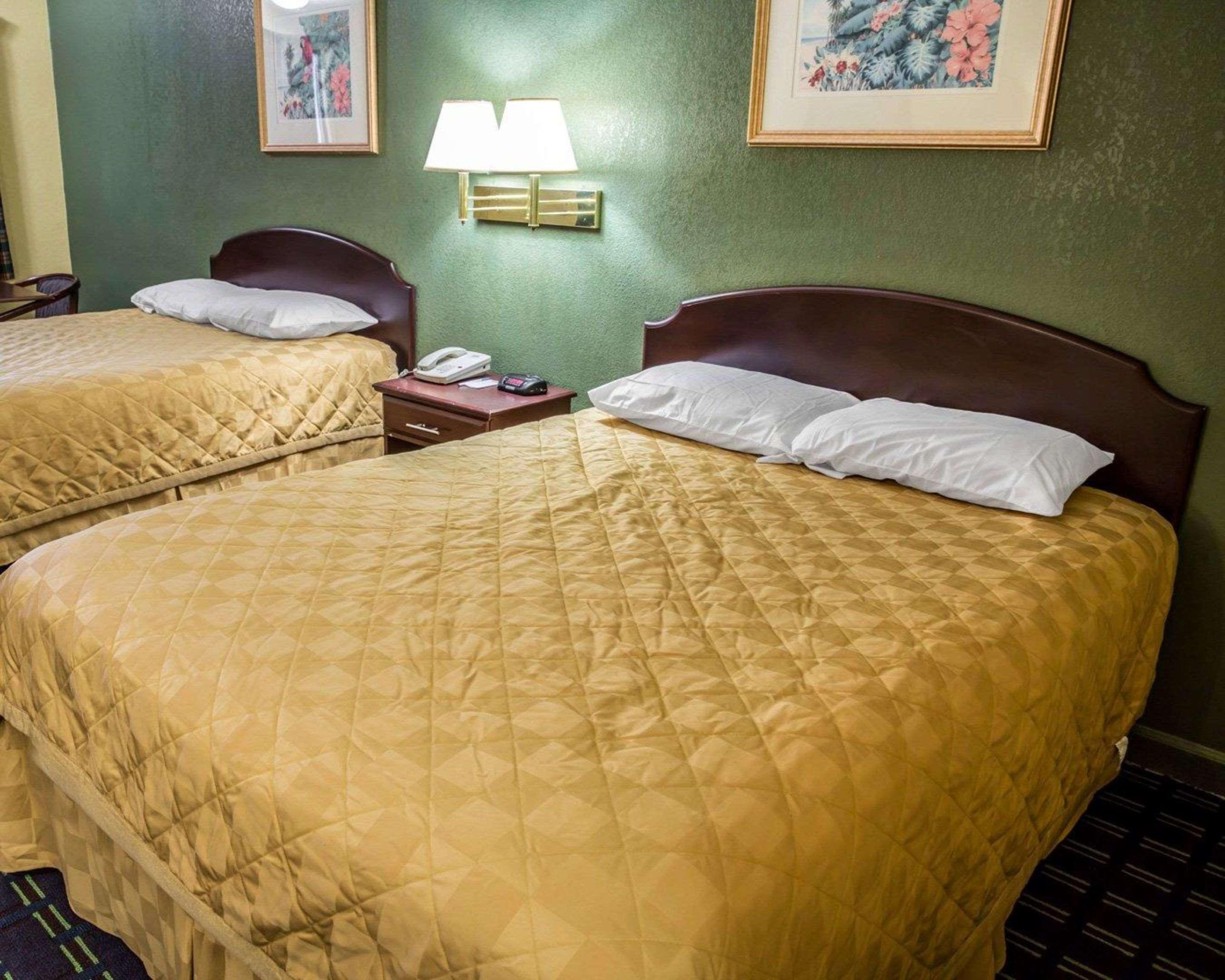 Rodeway Inn & Suites Plymouth Hwy 64 Eksteriør bilde