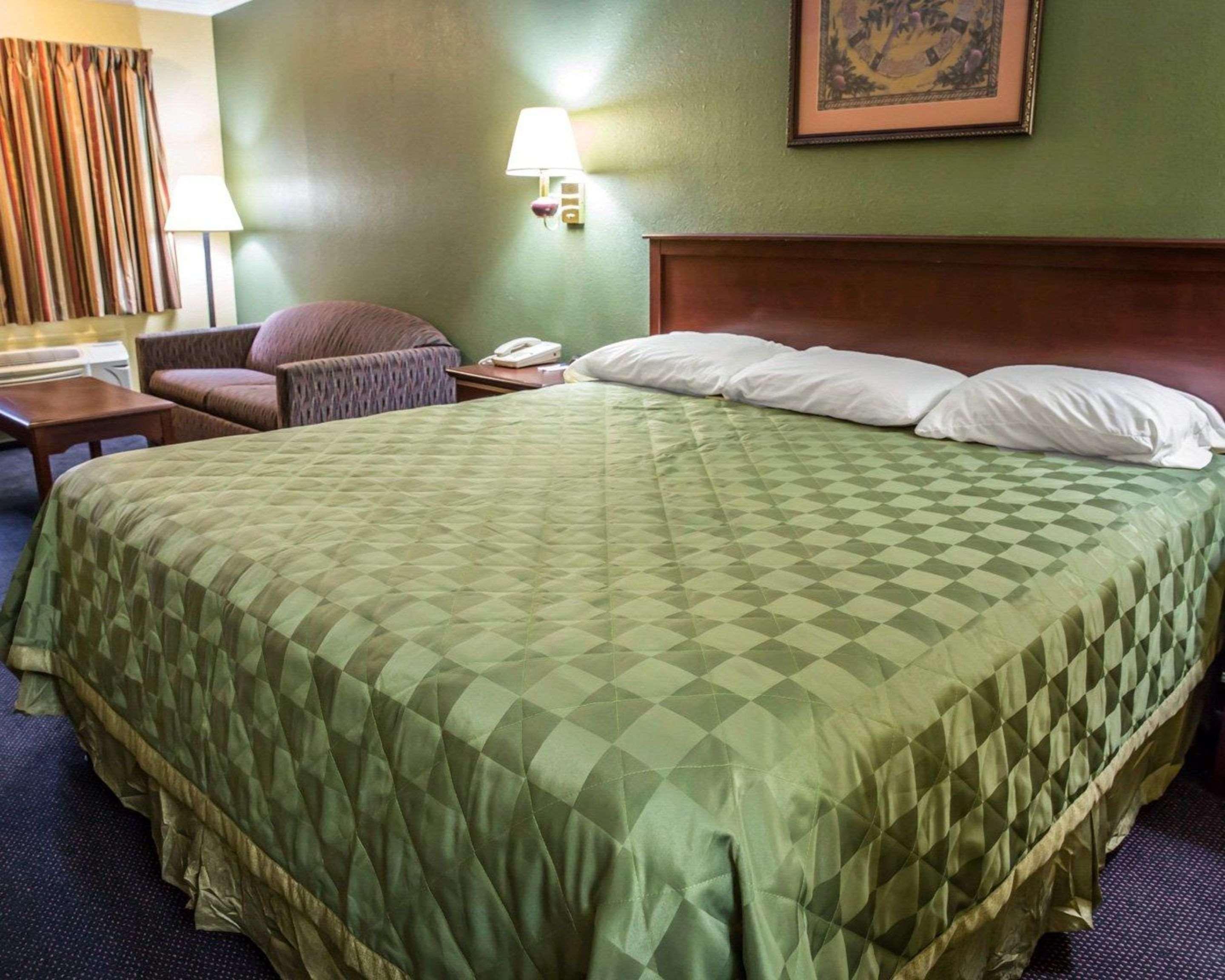 Rodeway Inn & Suites Plymouth Hwy 64 Eksteriør bilde