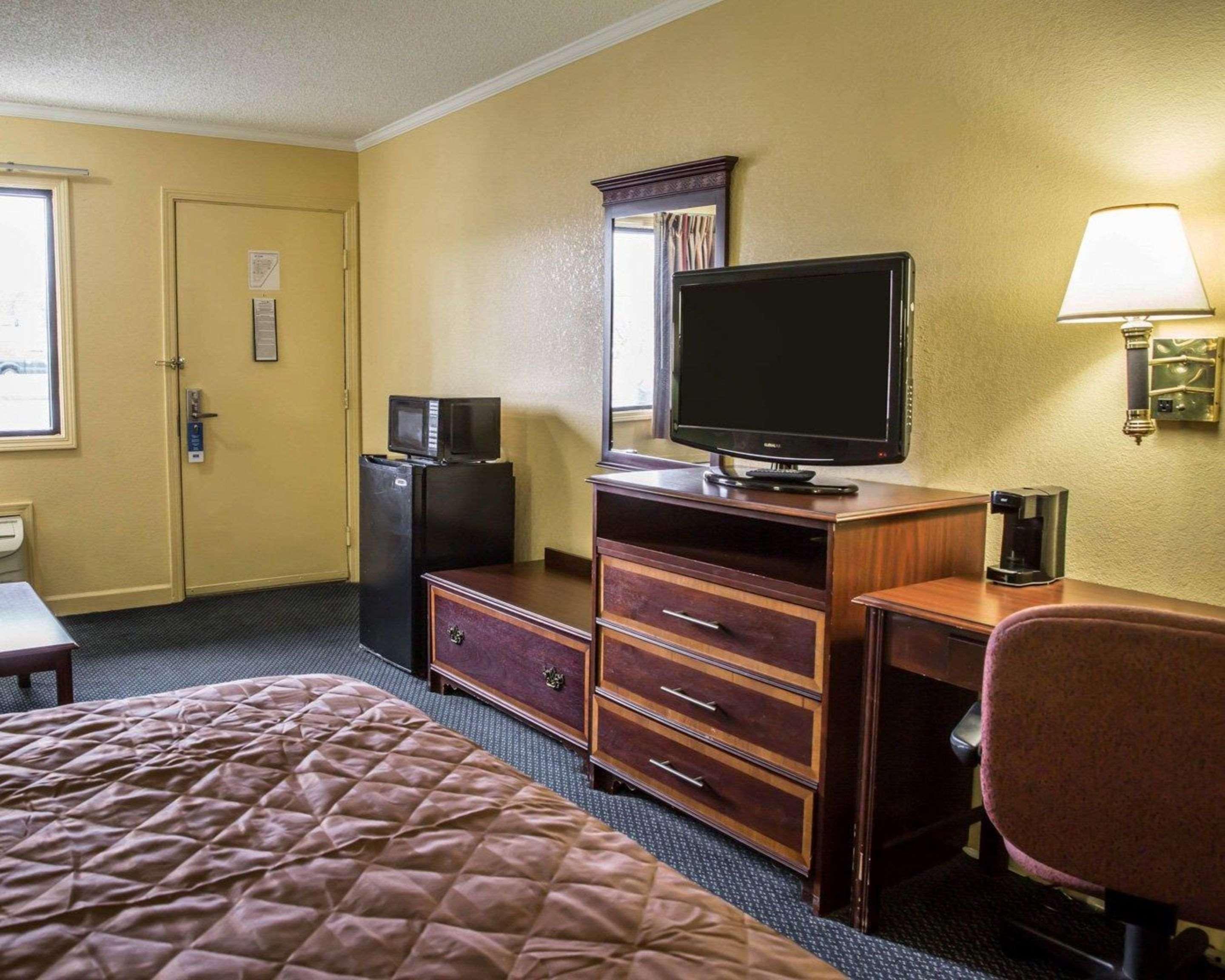 Rodeway Inn & Suites Plymouth Hwy 64 Eksteriør bilde