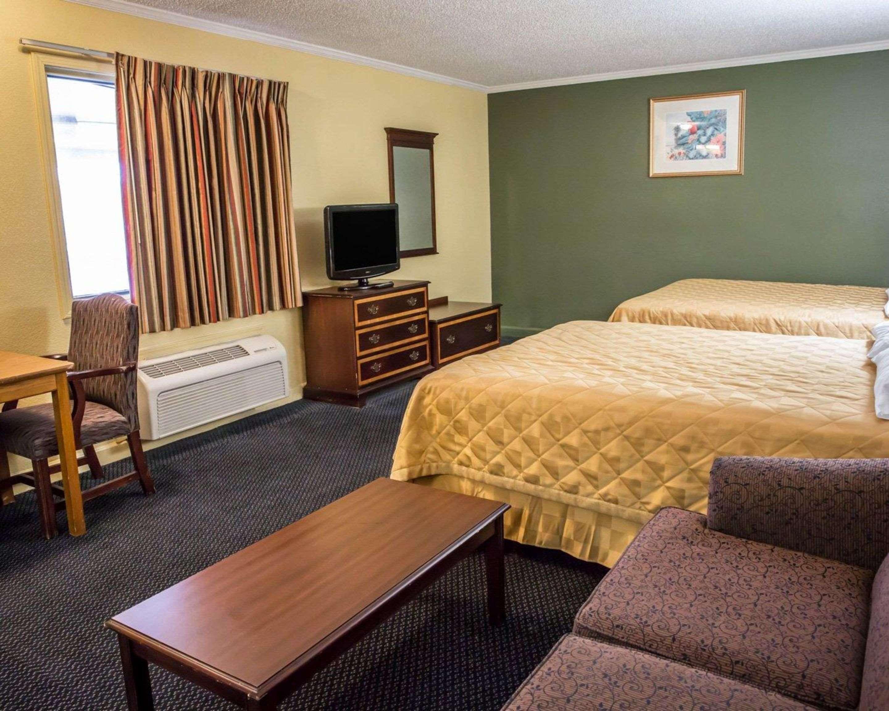 Rodeway Inn & Suites Plymouth Hwy 64 Eksteriør bilde