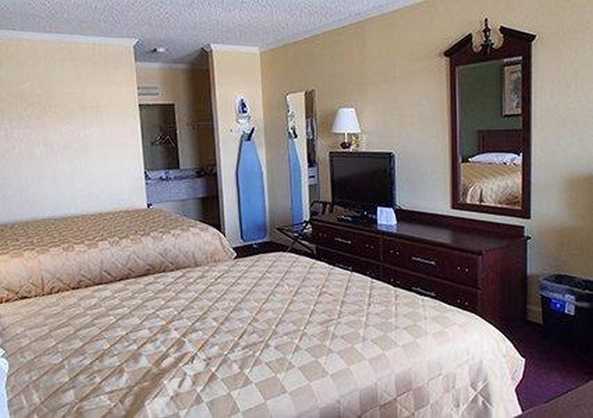 Rodeway Inn & Suites Plymouth Hwy 64 Eksteriør bilde