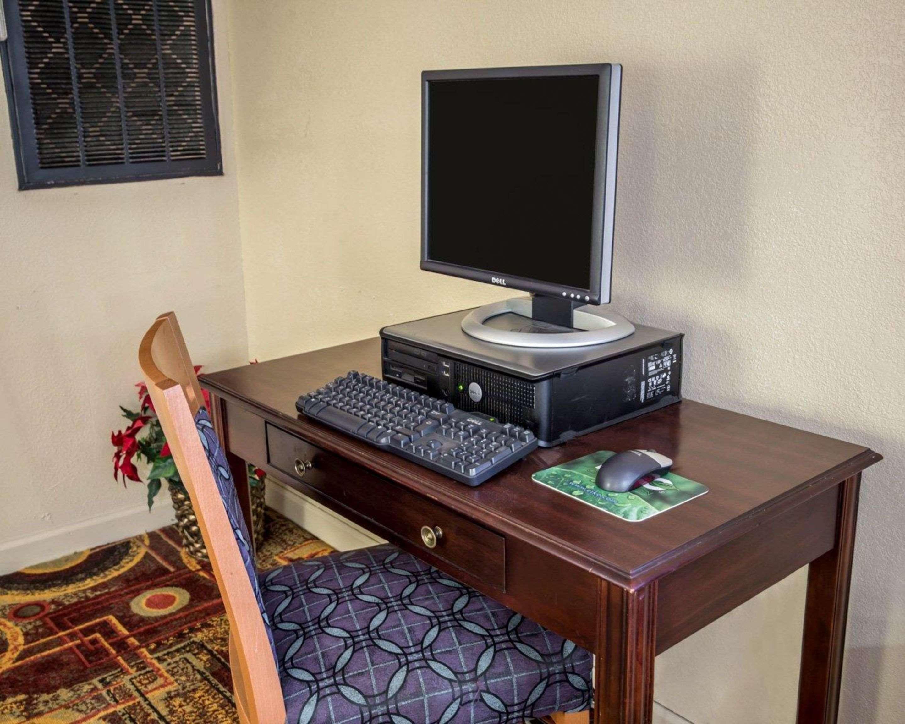 Rodeway Inn & Suites Plymouth Hwy 64 Eksteriør bilde