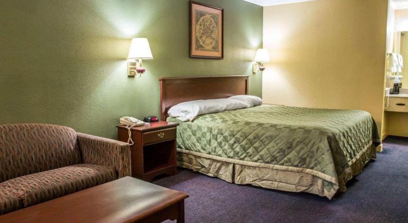 Rodeway Inn & Suites Plymouth Hwy 64 Eksteriør bilde