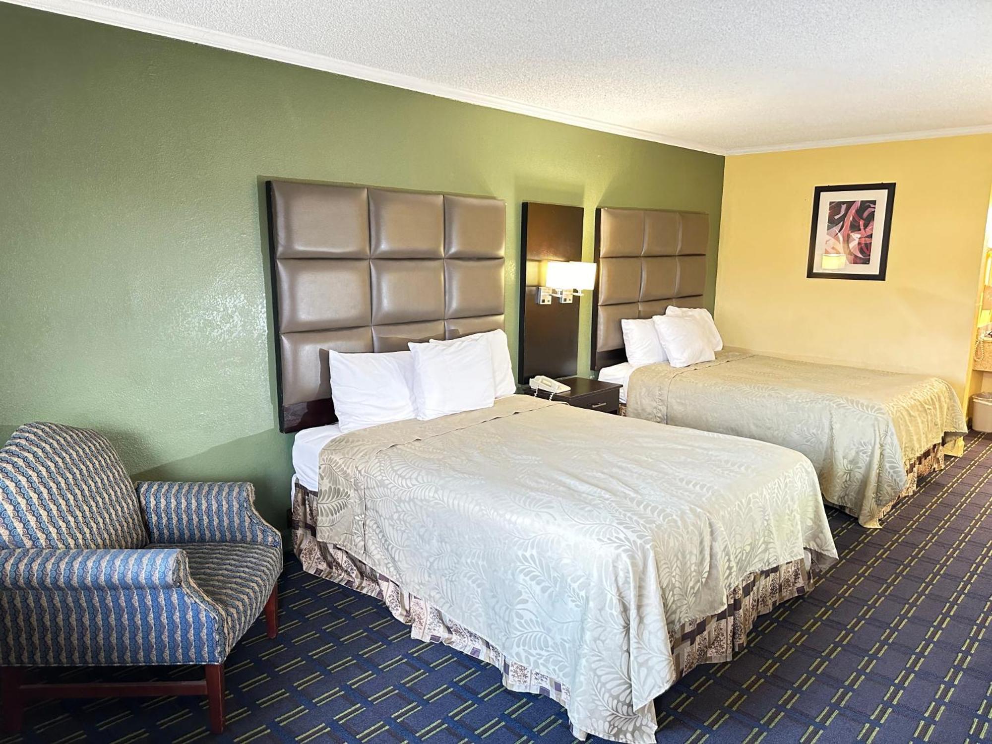 Rodeway Inn & Suites Plymouth Hwy 64 Eksteriør bilde