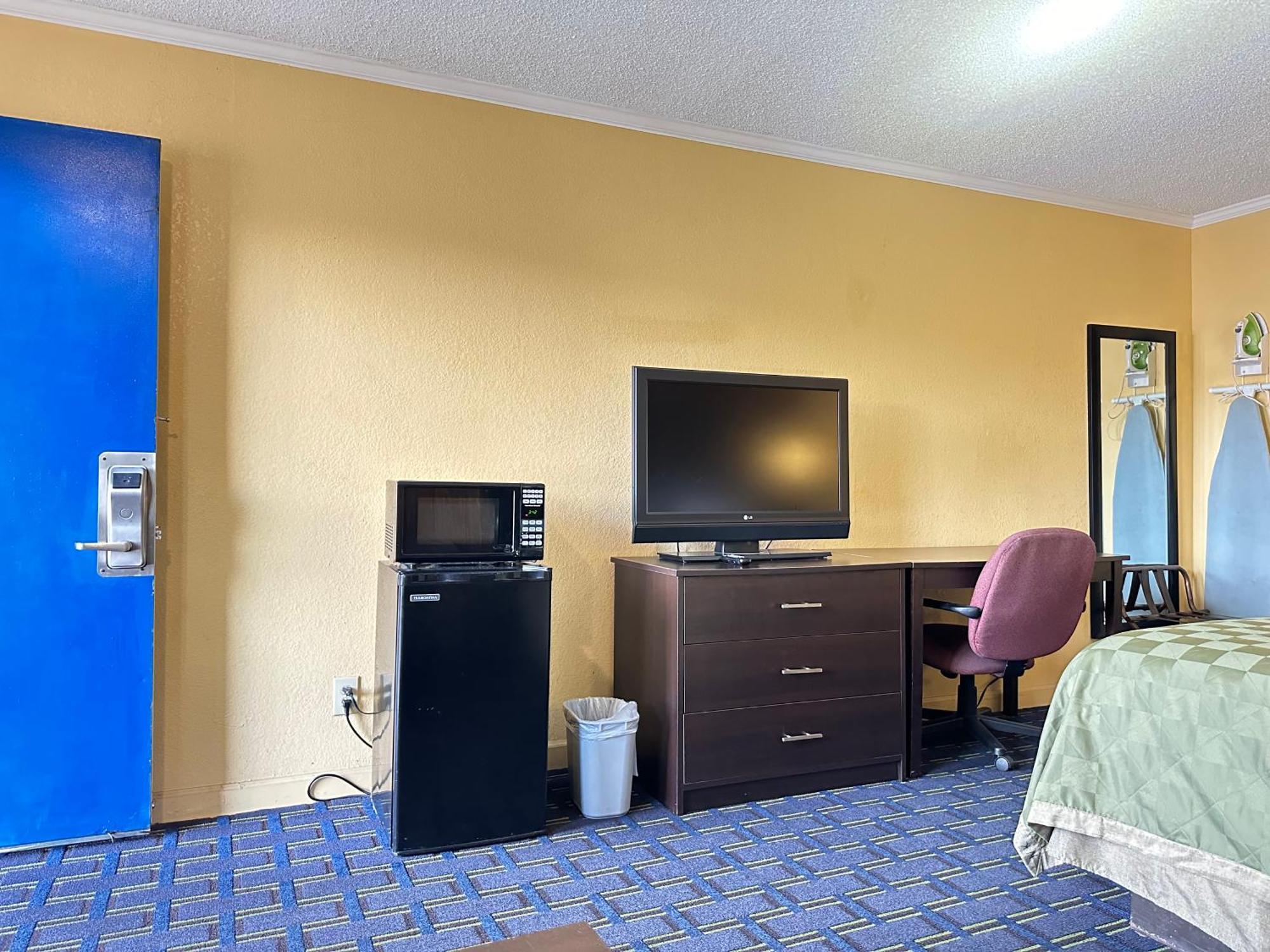 Rodeway Inn & Suites Plymouth Hwy 64 Eksteriør bilde