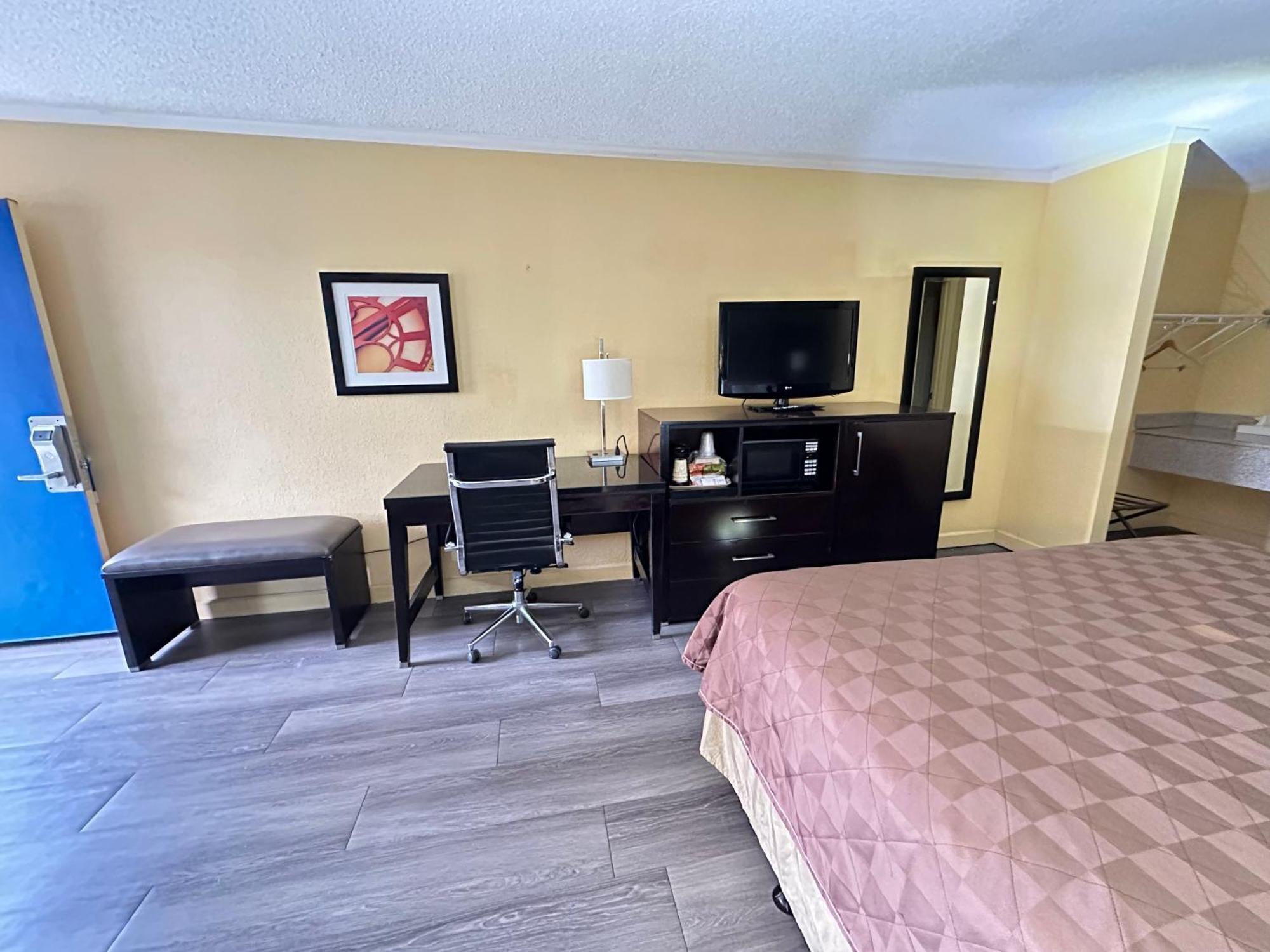 Rodeway Inn & Suites Plymouth Hwy 64 Eksteriør bilde