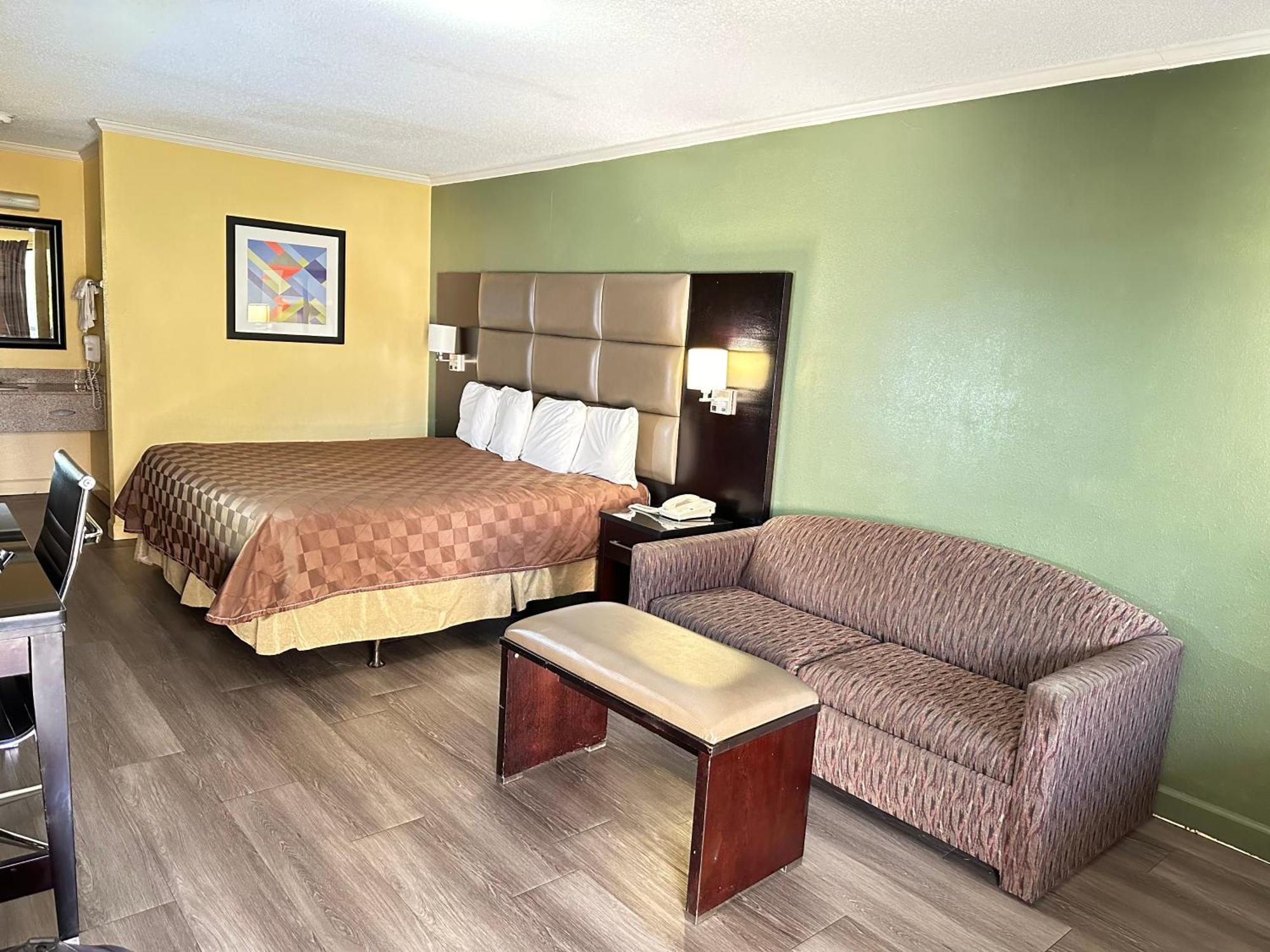 Rodeway Inn & Suites Plymouth Hwy 64 Eksteriør bilde