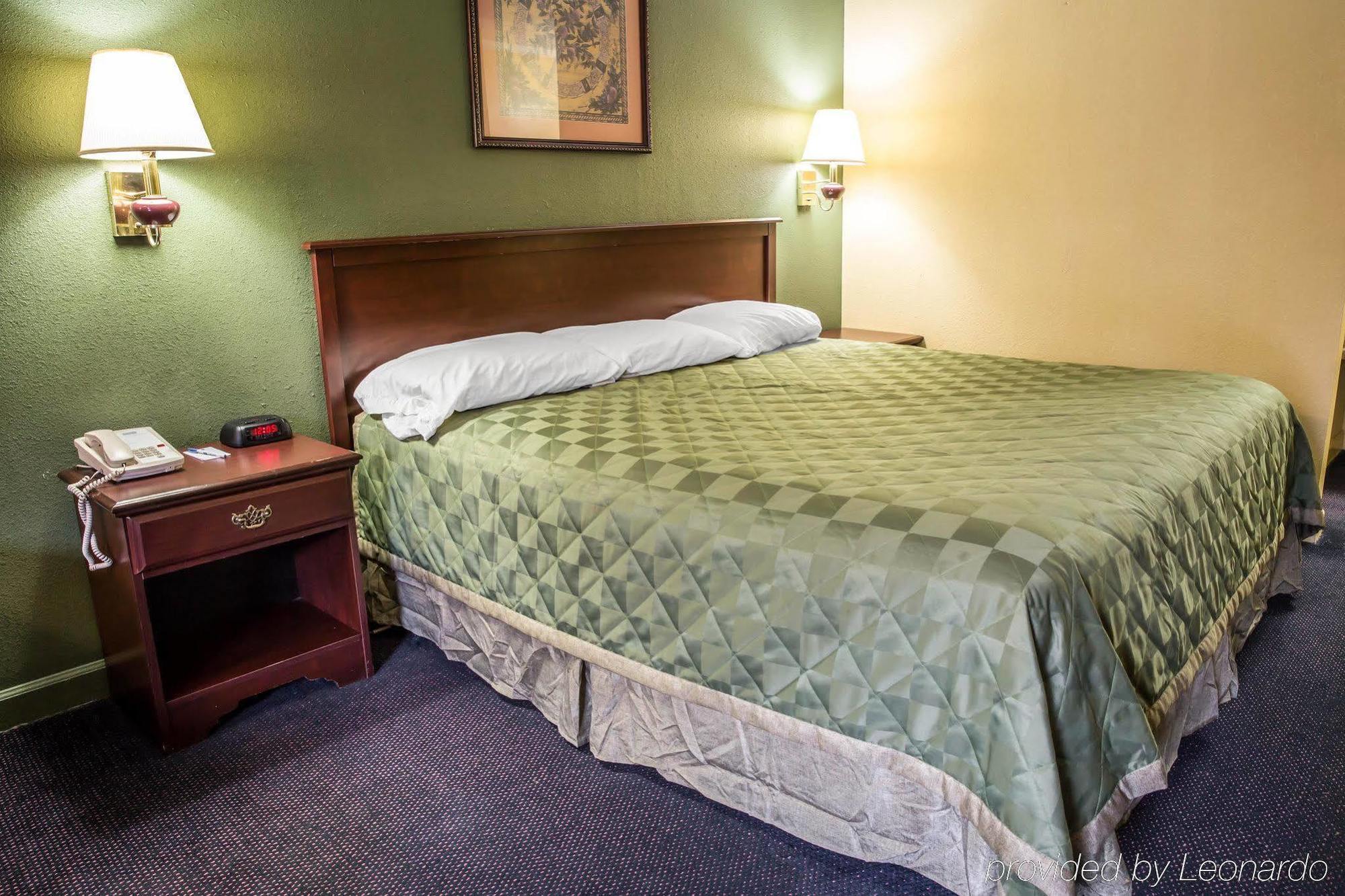 Rodeway Inn & Suites Plymouth Hwy 64 Eksteriør bilde