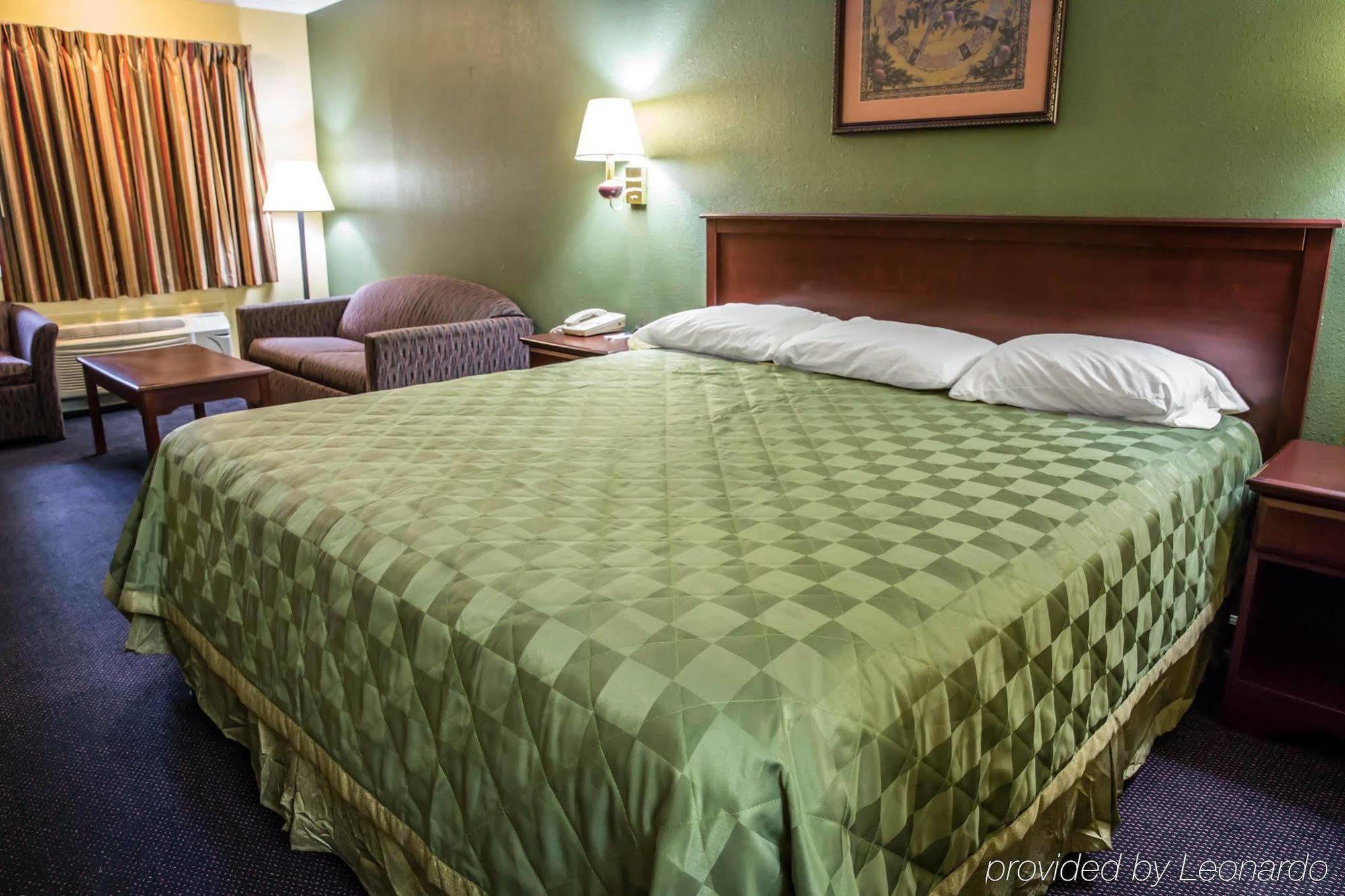 Rodeway Inn & Suites Plymouth Hwy 64 Eksteriør bilde