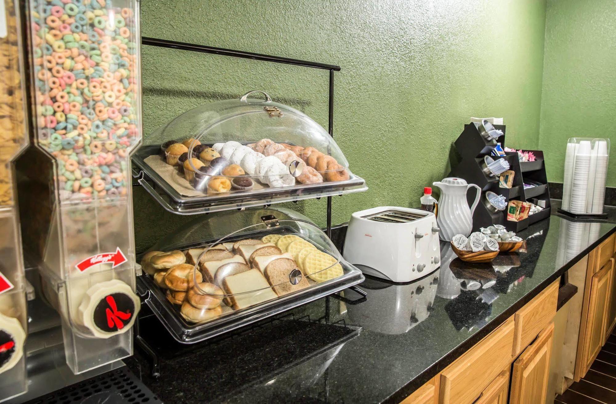 Rodeway Inn & Suites Plymouth Hwy 64 Eksteriør bilde