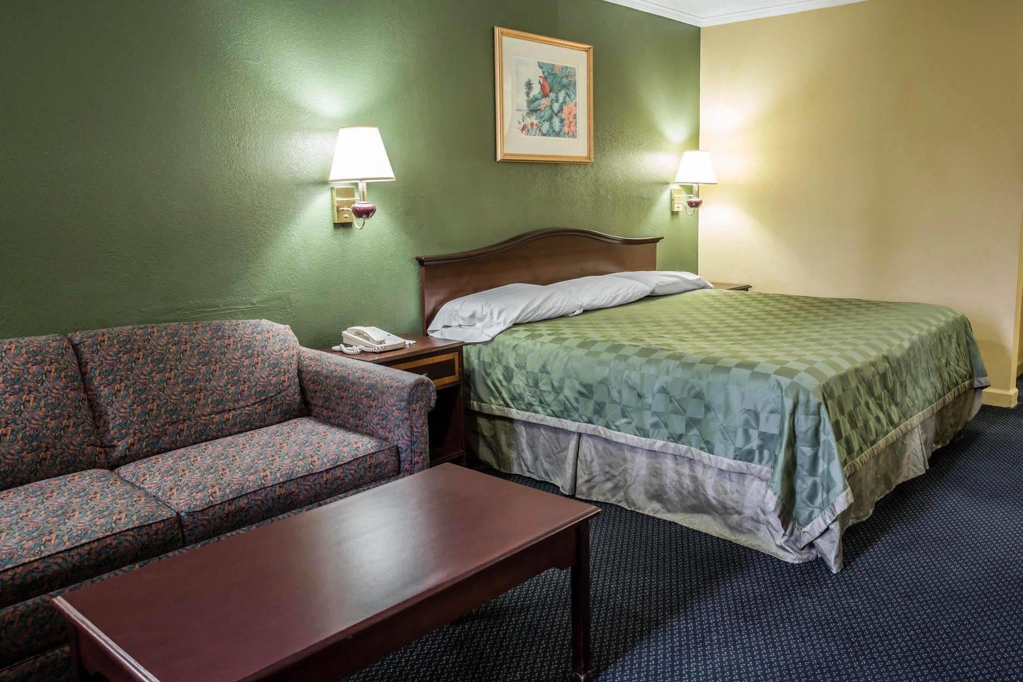 Rodeway Inn & Suites Plymouth Hwy 64 Eksteriør bilde