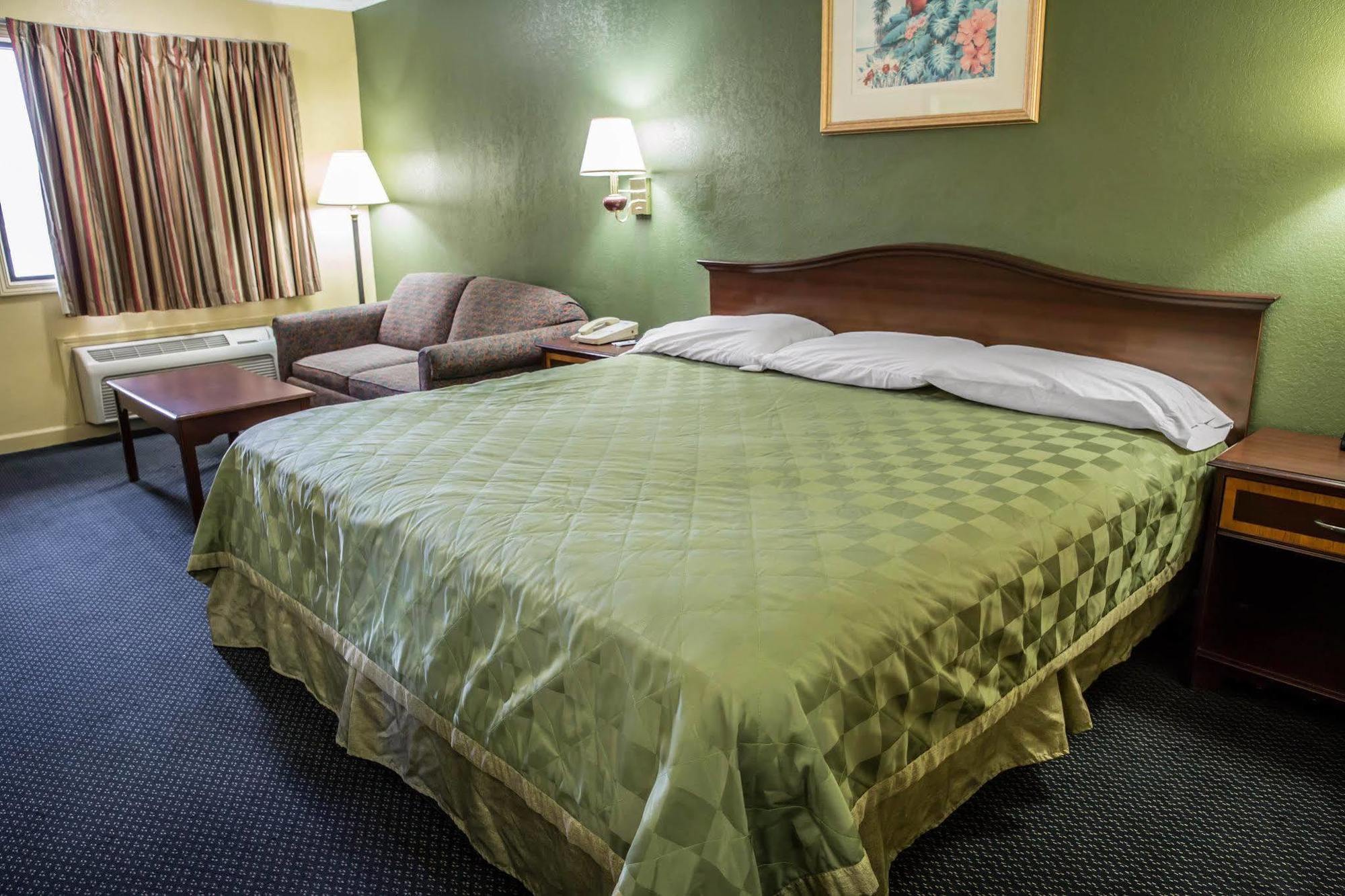 Rodeway Inn & Suites Plymouth Hwy 64 Eksteriør bilde