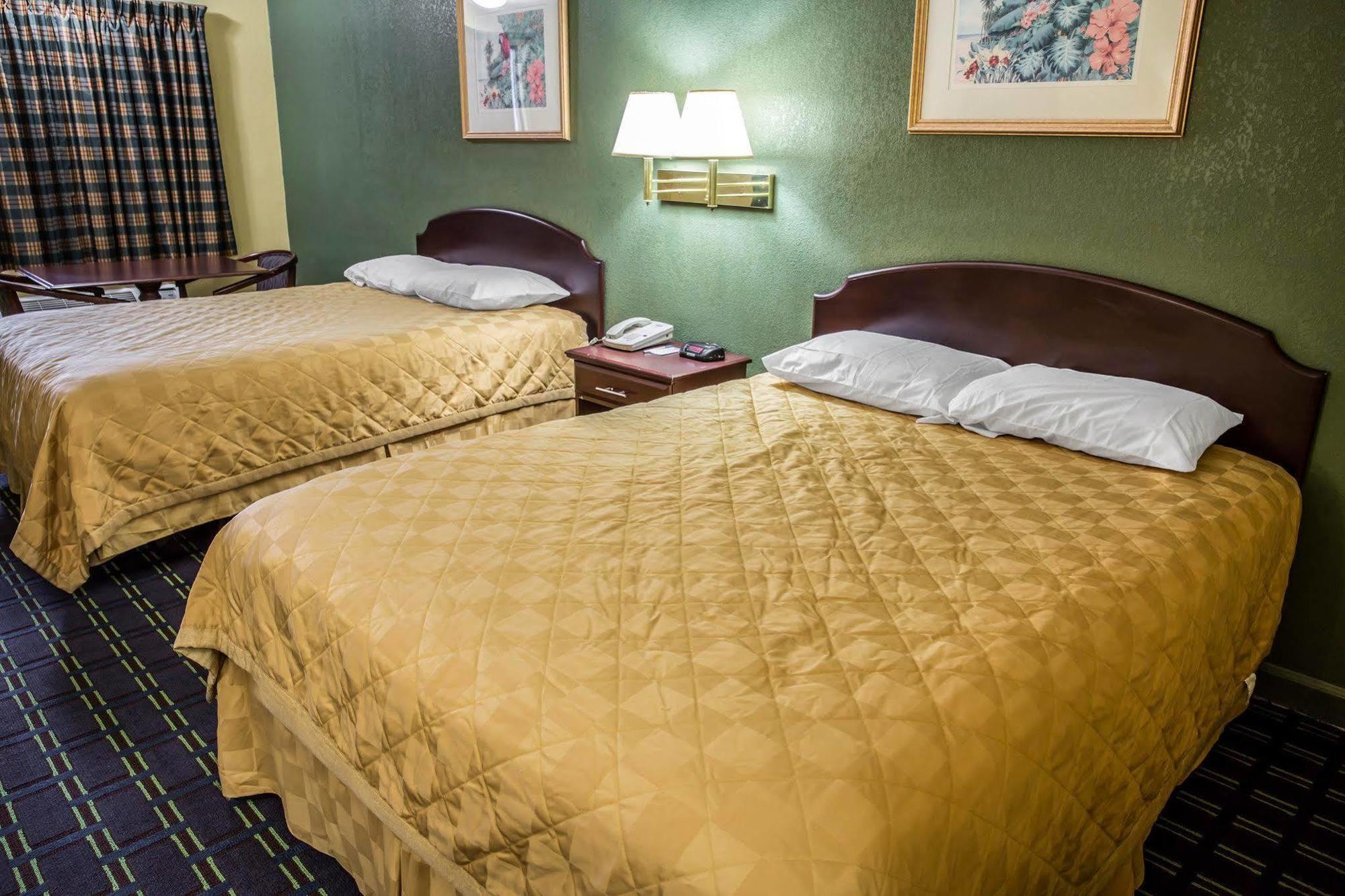 Rodeway Inn & Suites Plymouth Hwy 64 Eksteriør bilde