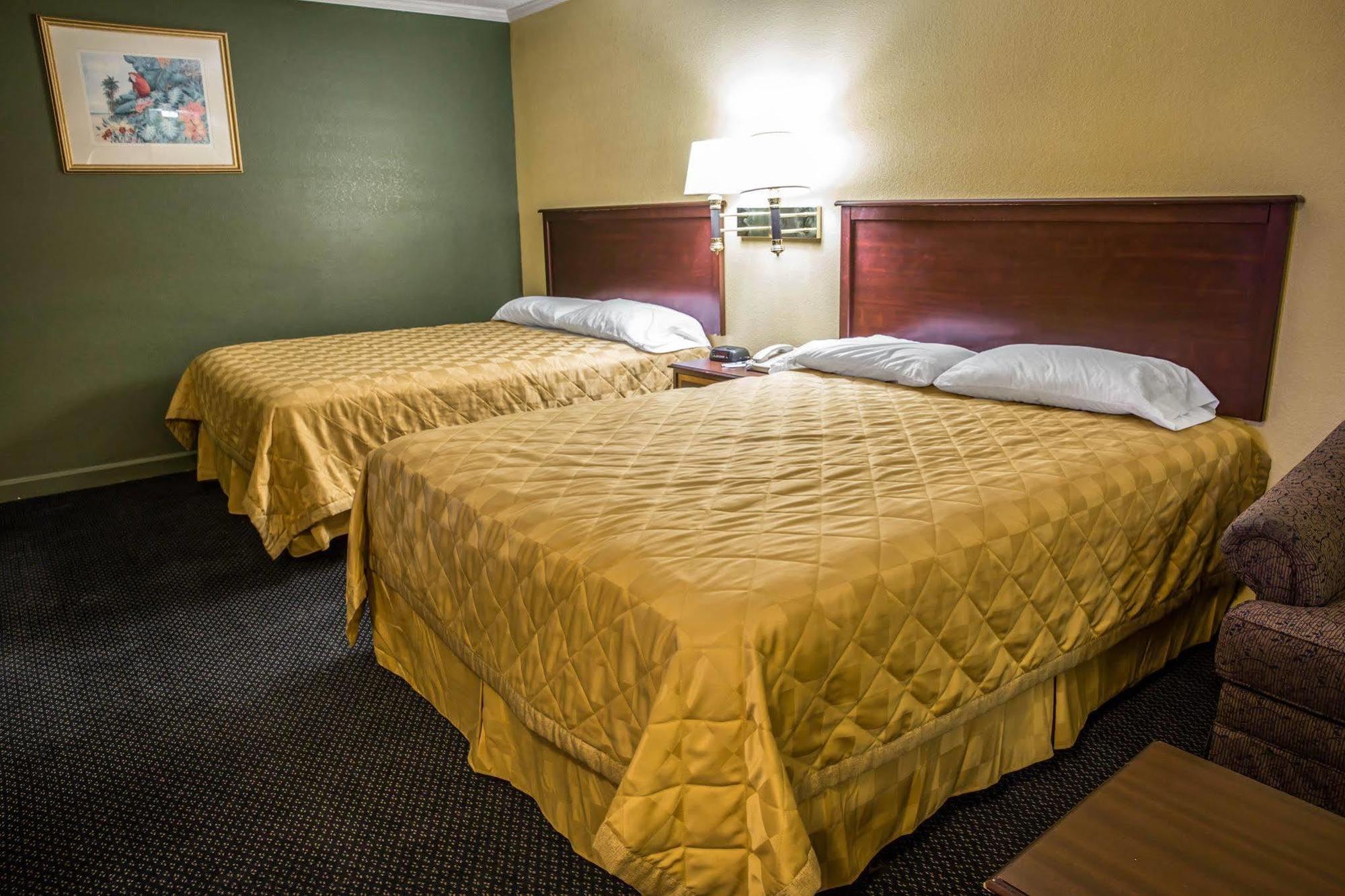 Rodeway Inn & Suites Plymouth Hwy 64 Eksteriør bilde